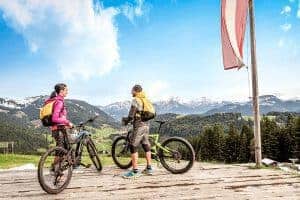 Radfahrer genießen schönen Ausblick im Salzburger Saalachtal