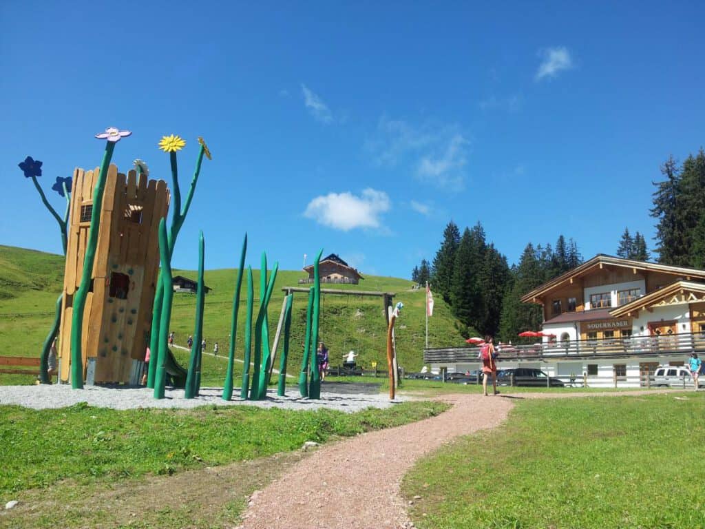 Erlebnisspielplatz Almenwelt Lofer mit Spiel-Kletterturm