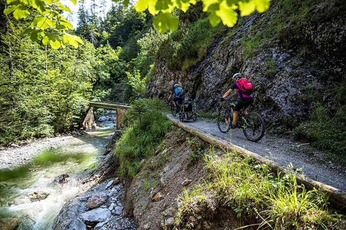 Biken neben wildem Wasser im Salzburger Saalachtal