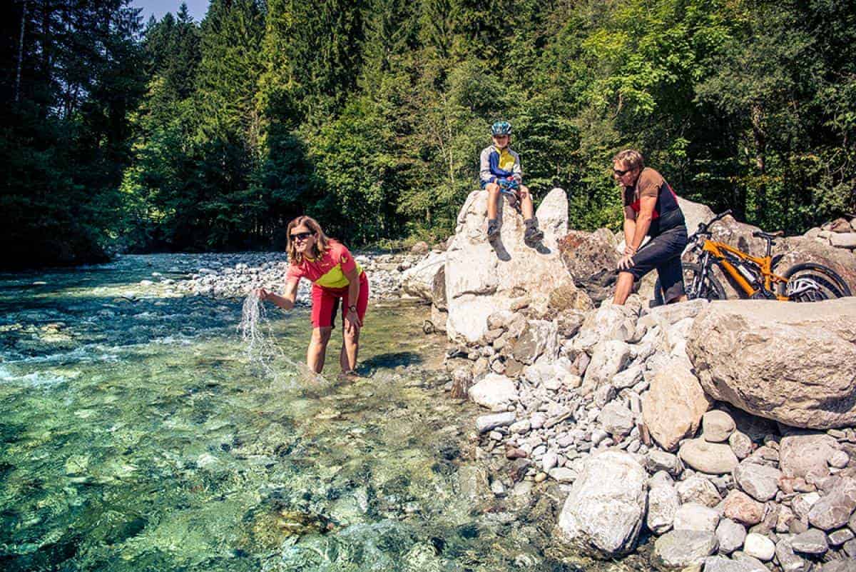 Familie erholt sich am Wilden Wasser im Salzburger Saalachtal