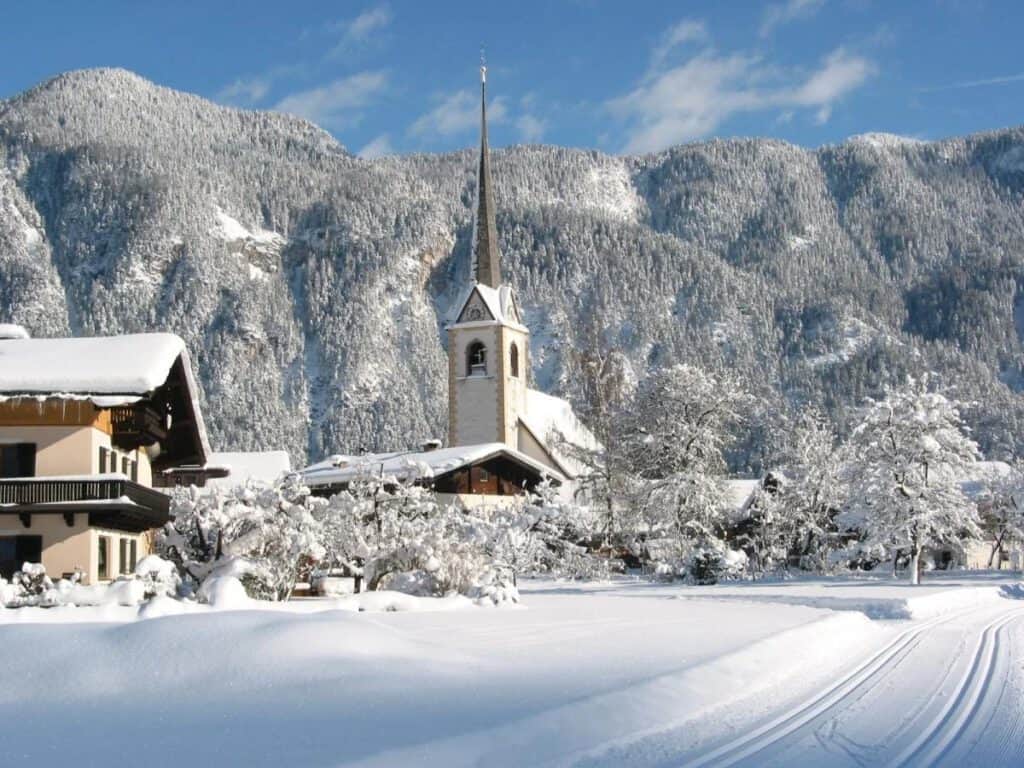 St. Martin bei Lofer im Winter mit Blick auf die Kirche im Ortszentrum