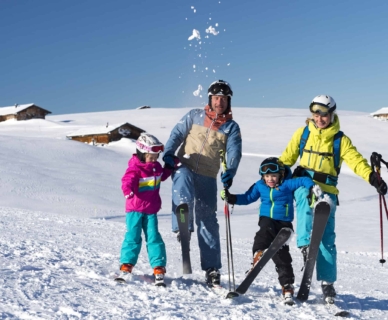Ski fahren Familie Almenwelt Lofer © Salzburger Saalachtal Tourismus scaled
