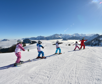 Kinder beim Skikurs mit Skilehere in der Almenwelt Lofer
